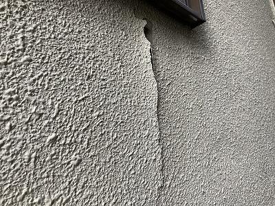 外壁の大きな亀裂